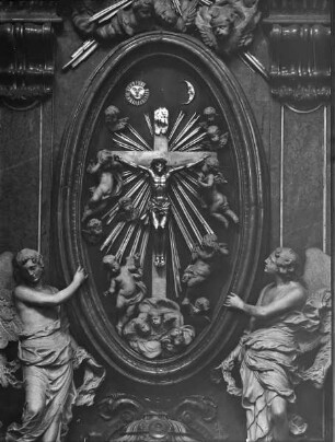 Ausschnitt: Kruzifix in Glorien im Ovalrahmen, von zwei Engeln gehalten