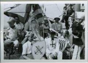 Passagiere und Kapitän Wilhelm Dähne während der Neptun-Zeremonie an Deck des Hochseepassagierdampfers "Columbus"