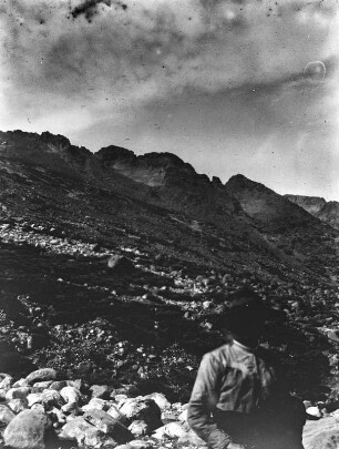In den Bergen : Mann vor einer Berglandschaft