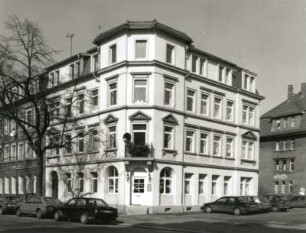 Dresden-Pieschen, Maxim-Gorki-Straße 54/52/Ecke Hans-Sachs-Straße. Doppelwohnhaus mit Ladeneinbau (um 1900). Eckansicht (Nr. 52)