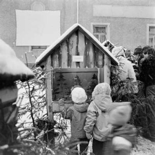 Schwarzenberg, Weihnachtsmarkt : Schaukasten mit Motiven aus dem Märchen Rotkäppchen