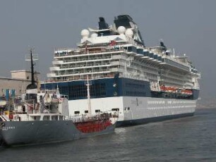 Neapel - Kreuzfahrtschiff : Kreuzfahrtschiff im Hafen. Aufgenommen in Neapel am 24. Juli 2004