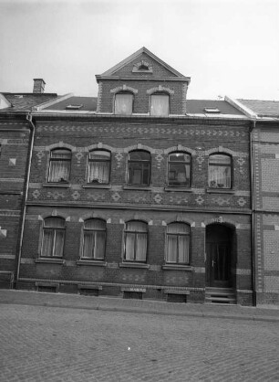Schöneck, Hauptstraße 50. Wohnhaus (1880/1900). Straßenfront