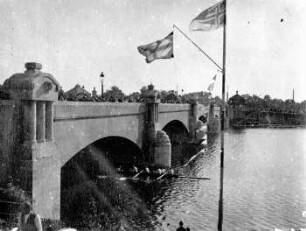 Leipzig: Zeppelinbrücke mi Regatta-Zuschauern : vor Umbau!