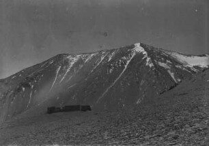 Ruine vor Gebirgszug : Eine Ruine vor einem Gebirgszug im Tian Shan Hochgebirge