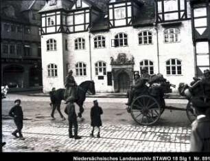 Rückkehr des Feld-Artillerie-Regiments Nr. 46 und Einzug der Regierungstruppen in Wolfenbüttel Enthält: Platte 22, Soldaten mit Gepäck auf Wagen in der Langen Herzogstr., dahinter ein berittener Soldat, zuschauende Kinder