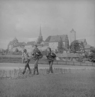 Ostwestfalen? Wandergruppe. Blick gegen einen Ort