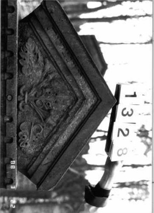 Grabstein 1328 (Index: 99903325) Material: Sandstein Maße HxBxT: 149x73x12 cm Symbolik: Eichenblätter und Eicheln Besonderheit: kulturhistorisch wertvoll / hist.-wiss. und künstl.-formale Gründe (Gemeindestellung): Grabstein 1328 (Detailaufnahme 1)