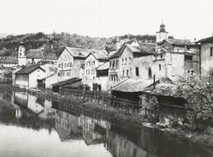 Eichstätt, Stadtansicht : Eichstätt. Blick von einer Altmühlbrücke flußaufwärts gegen Wohnhäuser und Rathausturm rechts