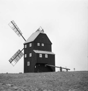 Kottmar-Kottmarsdorf. Bockwindmühle Kottmarsdorf (1843, 1961 Sanierung, 1990 Restaurierung). Rückseite mit Eingang