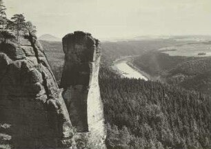 Sächsische Schweiz. Teufelsturm (Butterweckfelsen) bei Schmilka und das Elbtal. Im Hintergrund der Rosenberg