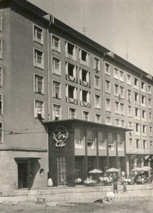 Dresden-Altstadt. Wohnhaus mit "Ring-Café". Ansicht mit Terrasse