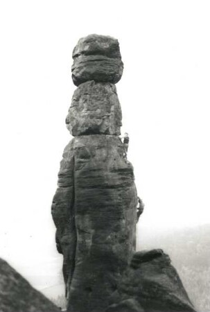 Sächsische Schweiz. Pfaffenstein, Barbarine. Seilschaft Rudolf Stolle an der Talseite (VIIc)