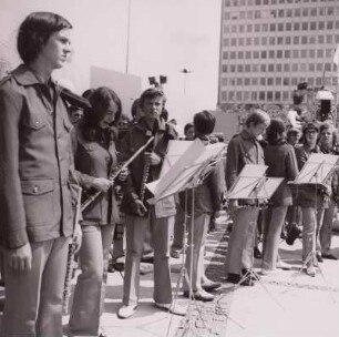 Berlin, X. Weltfestspiele der Jugend und Studenten : X. Weltfestspiele der Jugend und Studenten vom 28. Juli bis 5. August 1973 in Berlin. Mitglieder eines Spielmannszuges der FDJ, ihren Auftritt erwartend