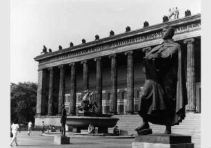 Blick auf die Skulptur "Karl Friedrich Schinkel" von Johann Friedrich Drake und anderen Skulpturen vor dem Hintergrund des Alten Museums
