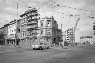 Abriss des Gasthauses "Walfisch" in der Kriegsstraße 66 Ecke Mendelssohnplatz im Rahmen der Altstadtsanierung