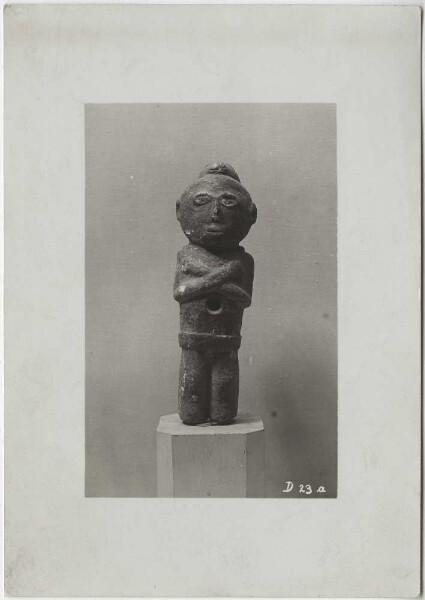 Small stone figure, carrying an animal on its back, approx. 20cm Collection Guillermo de Heredia.