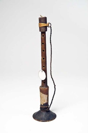 Oboe mit zylindrischer Röhre mit Grifflöchern