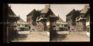 Platz mit Gebäuden, Passanten, Brunnen und Stadttor, Pliva Tor, Jajce