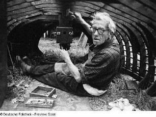 Erich Borchert, Vater des Fotografen Christian Borchert, beim Bootsbau