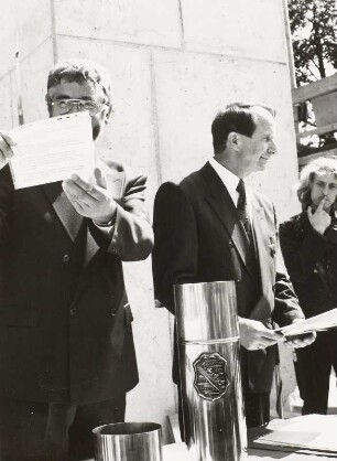 Richter, Friedrich  und Gärtner, Albrecht : Dr. Friedrich Richter und Albrecht Gärtner beim öffentlichen Füllen der Kassette