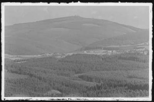 Auersberg. Blick vom Hundshübel auf Eibenstock und den Auersberg