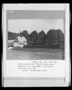 Schirgiswalde-Kirschau. Evangelische Friedhofskapelle (um 1920). Ansicht mit Friedhof von Nordwesten