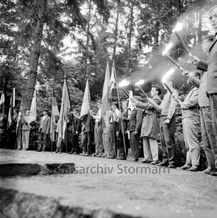 Tag der Deutschen Einheit: Feierstunde: Naturbühne: Bürgerpark: Jugend der Landsmannschaften mit Fahnen und Fackeln, im Halbrund, 17. Juni 1962