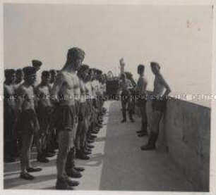 Wehrmachtssoldaten, Marine-Artilleristen zum Sport angetreten auf der Mole von Zeebrügge