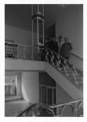 Industrie-Kraftwerk. Gruppenbild der Direktion auf der Treppe im Verwaltungsgebäude : Lauta (Niederlausitz). Industrie-Kraftwerk. Gruppenbild der Direktion auf der Treppe im Verwaltungsgebäude