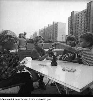 Dresden-Johannstadt, Dürerstraße 50, Serie: Kindergärten und -krippen, Kindergarten. Außenanlage mit Bungalow und Kindergruppe
