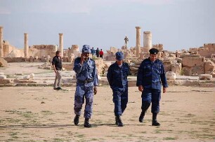 Libyen - römische Ausgrabungen : Libysche Sicherheitskräfte in der römischen Ausgrabungsstätte Sabrata, aufgenommen 2006