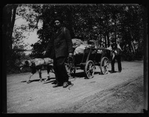 Ohne Titel (Mann mit Hunde-Karren und schiebendem Jungen)