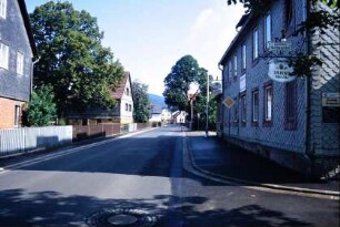 Ortsstraße; große Linden in den Höfen