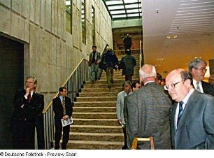 Bauübergabefeier. Gäste beim Rundgang durch die Bibliothek