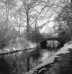 Beste: hinten rechts Brücke der Kurparkallee mit Pkw: hinten Mitte hinter Bäumen Peter-Paul-Kirche: hinten links Häuser: Winter