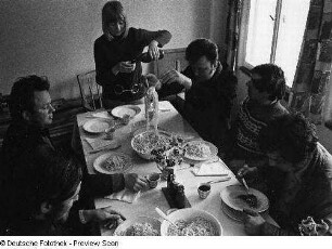 Essen mit Mitarbeitern des VEB Filmfabrik Wolfen
