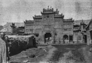 Gebäude im chinesischen Baustil : Ein Gebäude im chinesischen Baustil in einer zentralasiatischen Stadt im Tian Shan Hochgebirge