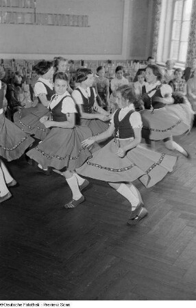 Tanzgruppe der 16. Grundschule während der Aufführung des Webertanzes