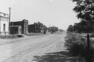 Dorfstraße : Blick in eine verlassene Dorfstraße