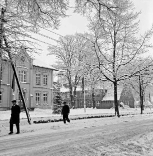 Rathaus: Poststraße: vorn links Fußgänger, in der Mitte Baum: hinten rechts Volkshochschule: Winter