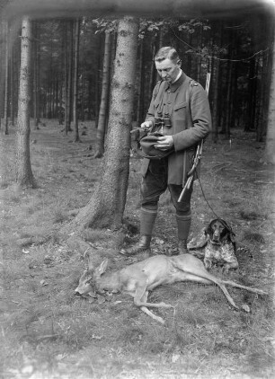 Jagd : Jäger steht neben dem erlegtem Reh