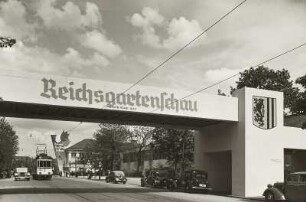 Reichsgartenschau - Fußgängerbrücke : Dresden, Lennéstraße, Fußgängerbrücke über die Straße, errichtet anlässlich der Recihsgartenschau