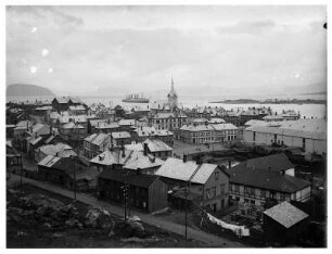 Hammerfest. Stadtteilansicht mit Kirche. Blick zum Hafen mit Hochseepassagierdampfer "Victoria Luise"
