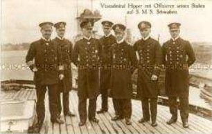 Vizeadmiral Hipper mit seinen Offizieren