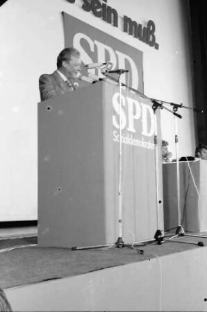 Freiburg: Stadthalle; SPD-Parteitag, Willy Brandt am Rednerpult