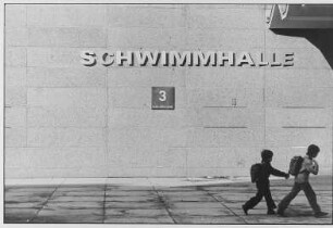 Schriftzug "Schwimmhalle"