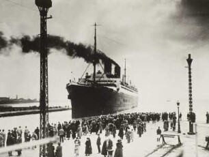 Bremerhaven, Hochseepassagierdampfer Columbus beim Verholen an den Passagierkai