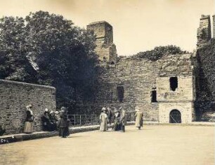 Kirkwall, Orkney-Inseln/ Schottland: Touristen vor Ruine des Bischofspalastes