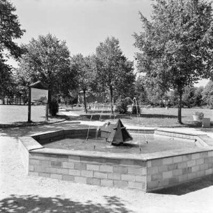 Johanngeorgenstadt : Springbrunnen mit dem Modell des Pferdegöpels auf dem Platz des Bergmannes